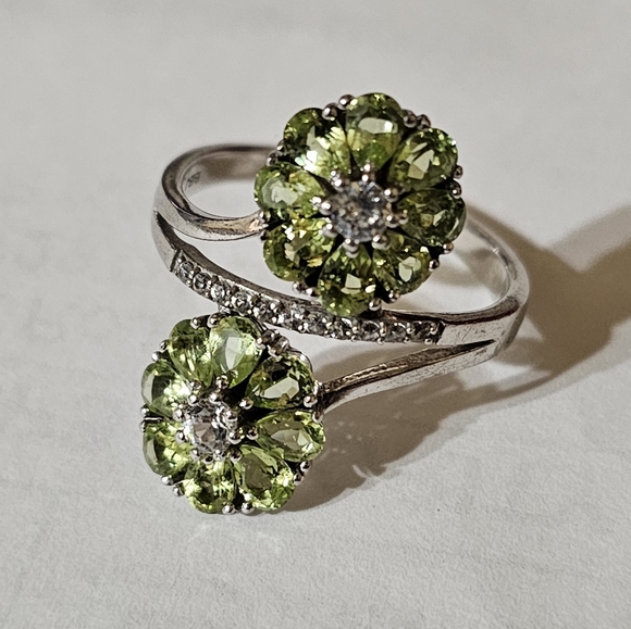 Genuine Peridot Ring in Sterling Silver  Size 8! - Picture 4 of 6